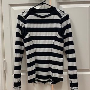 Lululemon women’s long sleeve shirt BLACK/WHITE!